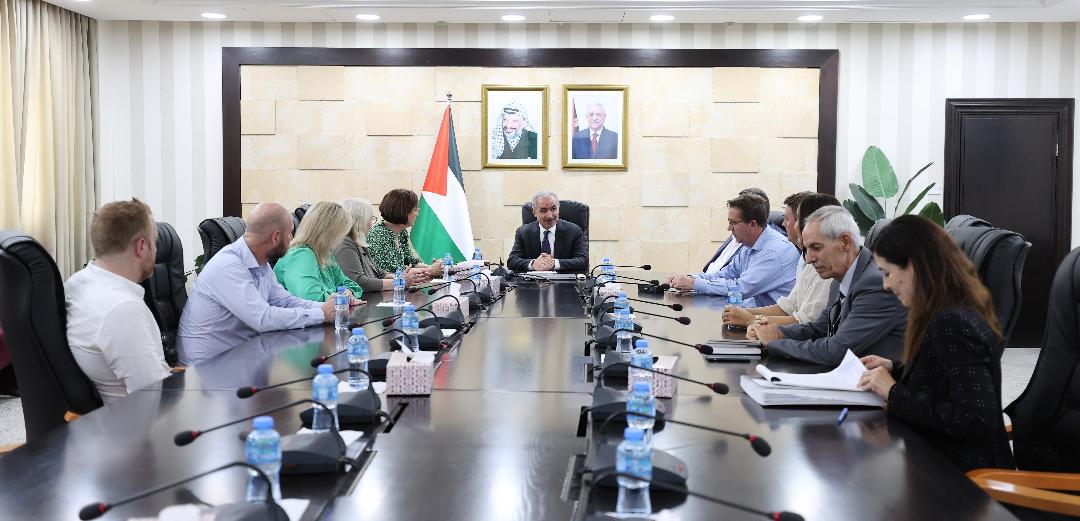 اشتية خلال لقائه وفدا من مجلس الشيوخ والبرلمان الأسترالي